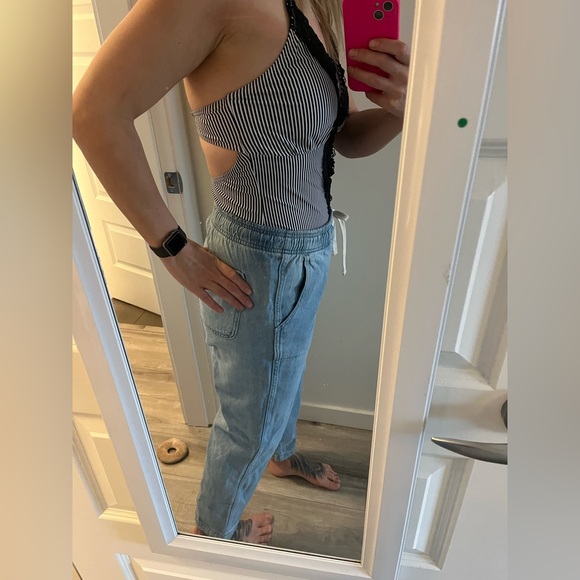 Low cut swimsuit - Picture 4 of 4